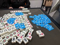 菲明天走,和芊还有小张一起麻将