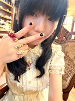 在草莓种植园里野餐！