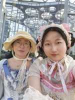 今天又和妈妈穿裙子出去了,活力鼠鼠才刚到不久