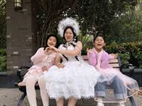 哈哈，我们四个 也是成功带上我妈和小侄一起穿洛丽塔