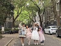 哈哈，我们四个 也是成功带上我妈和小侄一起穿洛丽塔