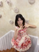 深粉色的草莓花苞也很萌