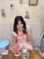 深粉色的草莓花苞也很萌