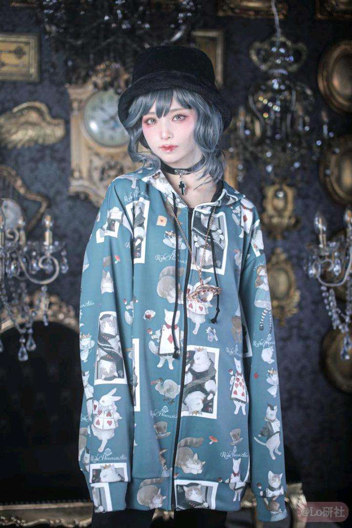 Cat in Wonderland 卫衣