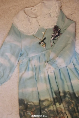 头上长出樱桃树的鹿