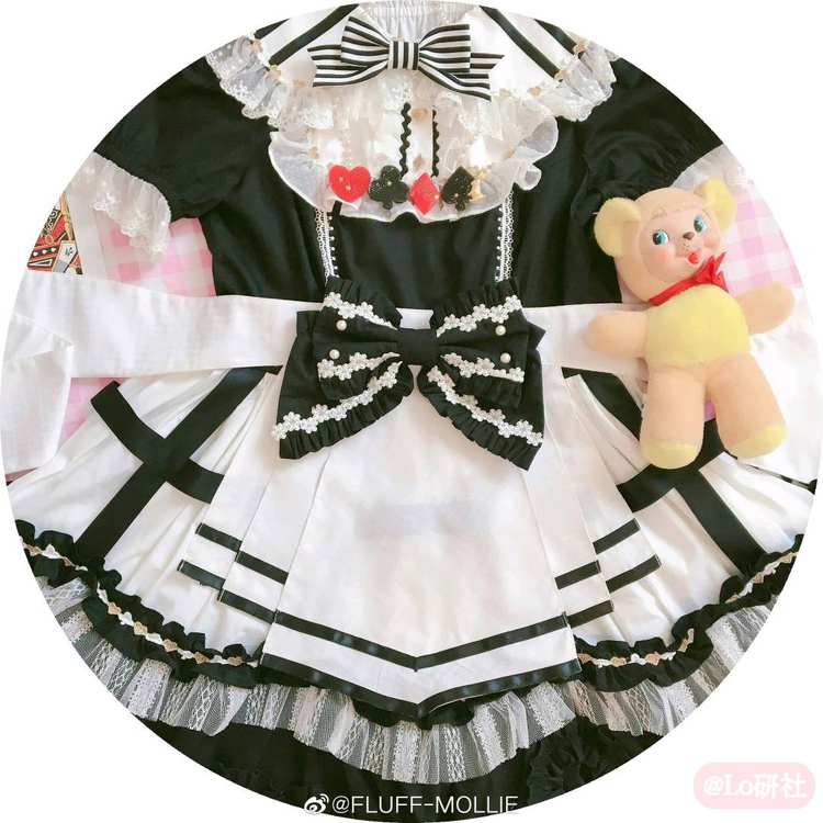 The cat eats Alice猫咪爱丽丝 小围裙