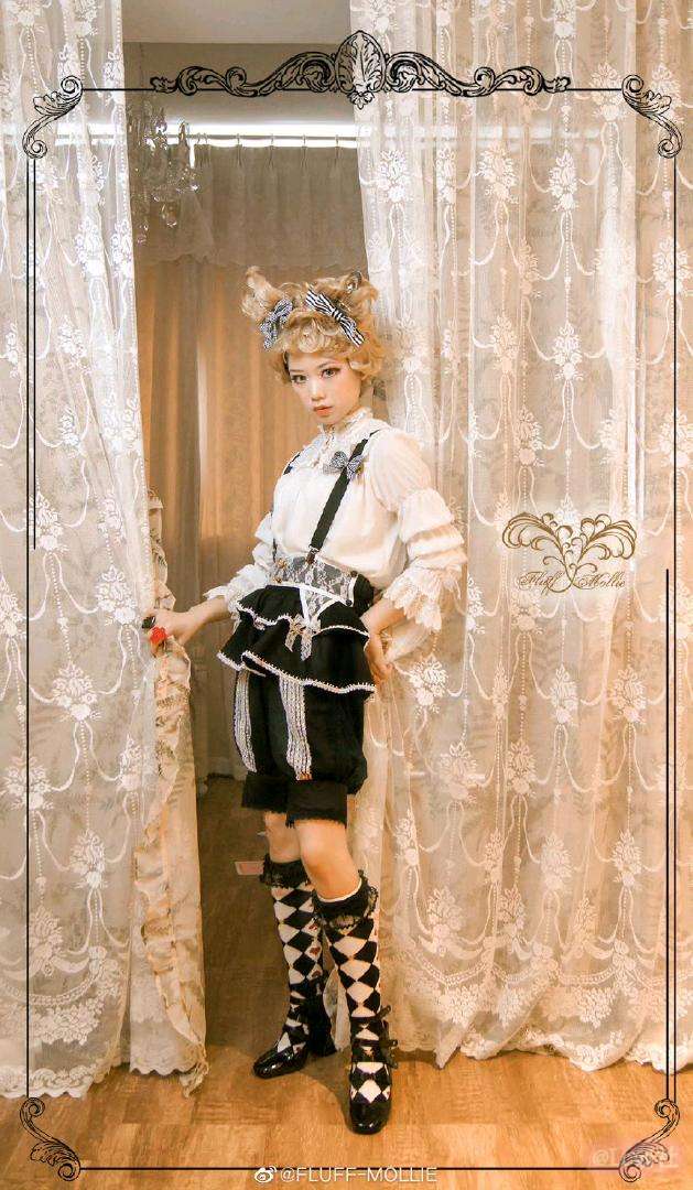 The cat eats Alice猫咪爱丽丝 背带裤